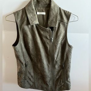Hinge vest